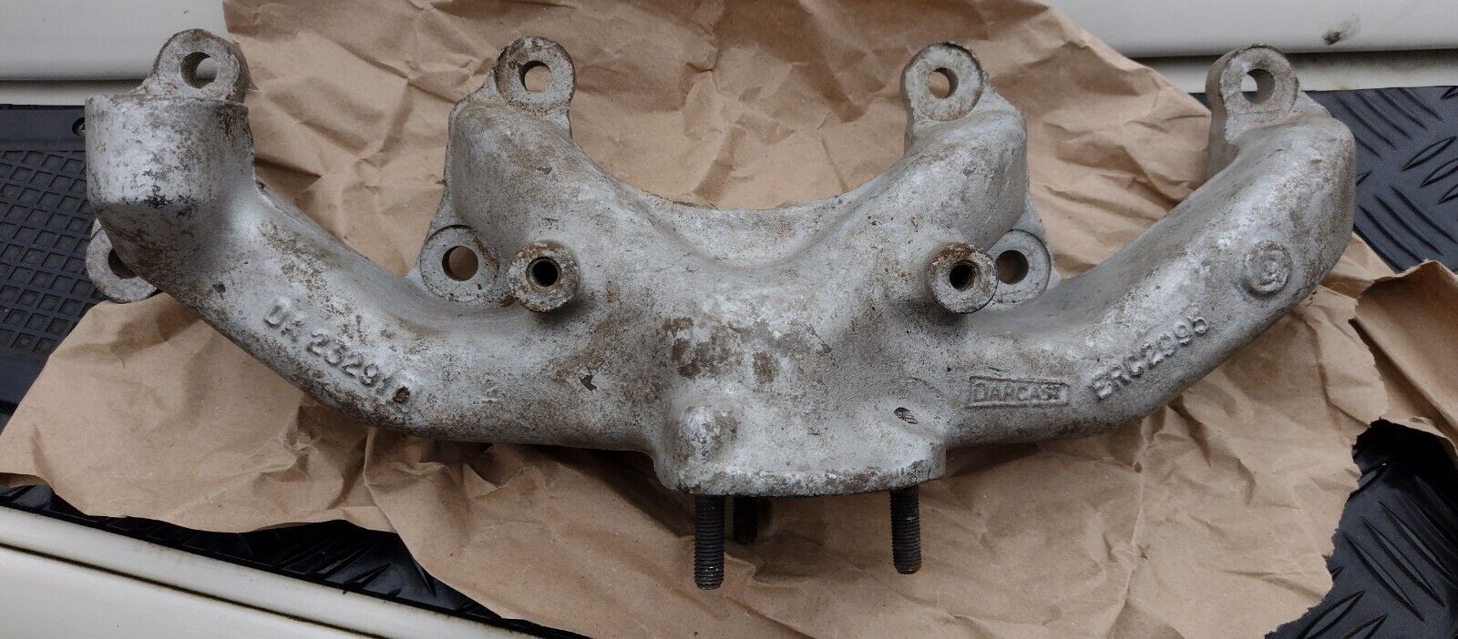 TRIUMPH TR3 EXHAUST MANIFOLD DA14221 304164 DARCAST STANPART.jpg